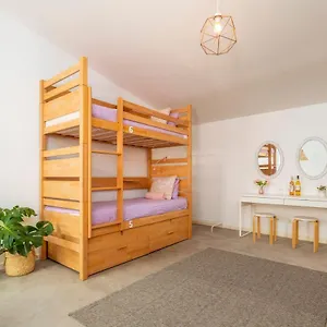 Hostel Female, Dystrykt Faro